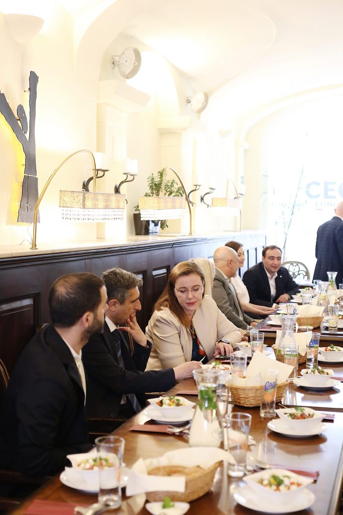 AF361E8D-B870-4549-BC9F-C4E8A2F33314